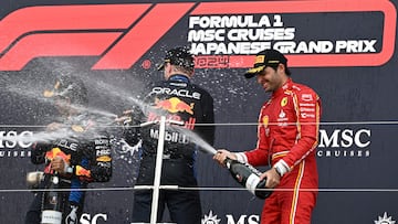 Baño de champán entre los pilotos que lograron el podio en Japón.