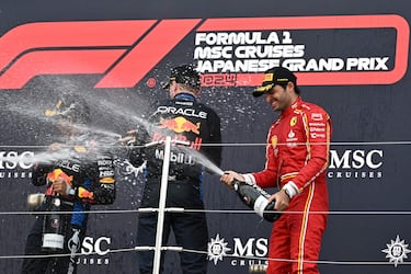 Baño de champán entre los pilotos que lograron el podio en Japón.