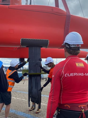 El F50 Victoria rompe una orza, vuelca y vive un día en blanco