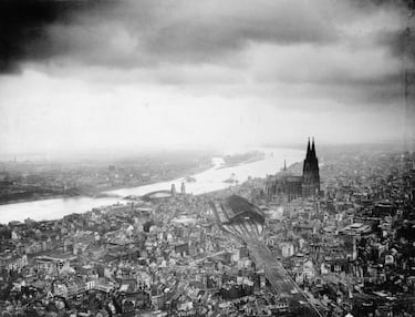Durante la Segunda Guerra Mundial, la ciudad alemana de Colonia fue uno de los principales objetivos de los bombardeos aliados. Entre 1940 y 1945, la Royal Air Force llevó a cabo más de 260 incursiones aéreas sobre la ciudad, lanzando más de 34.000 toneladas de bombas. El ataque más devastador ocurrió la noche del 30 al 31 de mayo de 1942, conocido como la “Operación Millennium”, en el que participaron más de mil bombarderos británicos. En pocas horas, gran parte del centro histórico fue reducido a escombros.

El bombardeo provocó la muerte de más de 20.000 civiles y dejó a decenas de miles sin hogar. Aunque la catedral de Colonia logró sobrevivir, gracias en parte a su estructura gótica que desvió las ondas expansivas, el resto de la ciudad quedó prácticamente destruido.