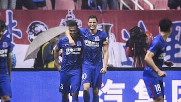 Giovanni Moreno y Fredy Guarín celebrando un gol con el Shanghai Shenhua