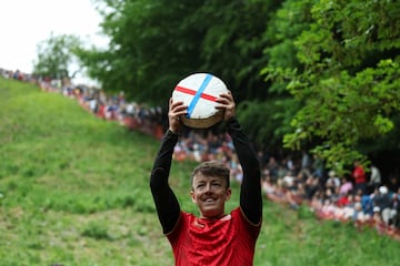 La carrera consiste en atrapar un queso de Gloucester arrojado desde la colina de Cooper, con una cada de 182 metros en la localidad de Brockworth. Los competidores deben bajar por la ladera del cerro para atraparlo y el primero en conseguirlo se proclama vencedor.