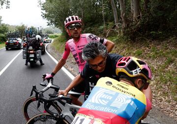 Richard Carapaz permanece en el suelo después de su caída en el descenso del Vivero, a 20 km de meta. Sí pudo continuar en  carrera, pero entre gestos de mucho dolor y después de haber estado varios minutos sobre el suelo.
