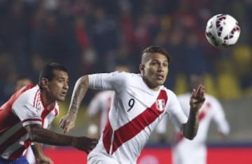 Peru's Paolo Guerrero and Paraguay's Paulo Da Silva (L) chase after the ball during their Copa America 2015 third-place soccer match at Estadio Municipal Alcaldesa Ester Roa Rebolledo in Concepcion, Chile, July 3, 2015. REUTERS/Mariana Bazo