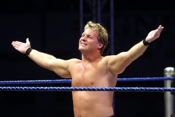 Christopher Keith Irvine es conocido por combinar su carrera como luchador profesional y vocalista de la banda Fozzy con apariciones en cine y televisión, a menudo en roles de comedia o terror. Sus películas más destacadas son: 'MacGruber', 'Terrifier 2' o 'Jay and Silent Bob Reboot'.