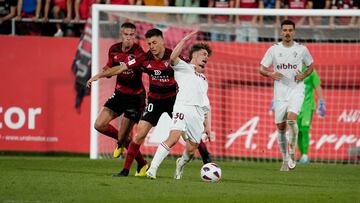 El colegiado perdonó la segunda amarilla a Reina en esta acción.