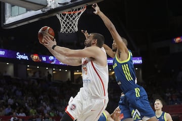 El pívot de la selección española, Marc Gasol, entra a canasta ante Anthony Randolph, de Eslovenia, durante el partido de semifinal del Eurobasket 2017 