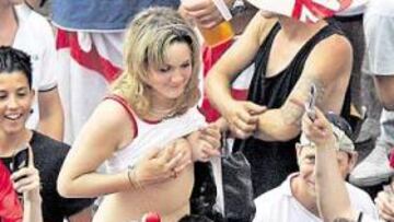 <b>ESPECTÁCULO EN LA GRADA. </b>Ante el poco fútbol de los pross, esta aficionada inglesa quiso agradar la vista a los de alrededor.