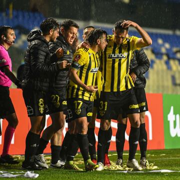 Pablo Vranjicán celebra el agónico gol con que Fernández Vial le ganó a O'Higgins.