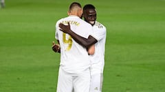 Benzema y Mendy se abrazan en el Real Madrid-Valencia. 