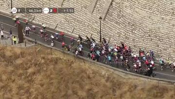 Roglic, al suelo tras una caída masiva del pelotón