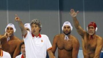 Jugadores y entrenador en un momento del partido