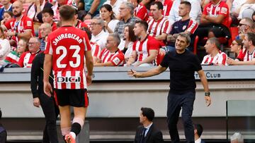 BILBAO (ESPAÑA), 29/09/2024.- El entrenador del Athletic de Bilbao, Ernesto Valverde da instrucciones a sus jugadores contra el Sevilla FC durante el partido de LaLiga contra el Sevilla este domingo en el estadio San Mamés en Bilbao. EFE/ Miguel Tona