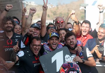 Jorge Martín celebra, junto a su equipo el Prima Pramac Racing, su victoria en la carrera del GP de Indonesia. Disputado en el Circuito de Mandalika.