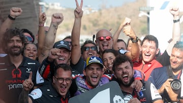 Romagnoli es el de gafas con cristal rojizo y con el puño izquierdo en alto.