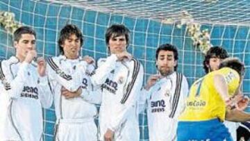 <b>MURALLA DERRIBADA. </b>Las Palmas tumbó al Castilla y le supera en la clasificación. En la imagen, Txiki lanza una falta directa.