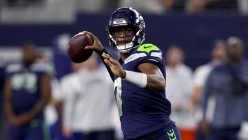 ARLINGTON, TEXAS - AUGUST 26: Quarterback Geno Smith #7 of the Seattle Seahawks looks for an open receiver against the Dallas Cowboys in the first quarter a NFL preseason football game at AT&T Stadium on August 26, 2022 in Arlington, Texas.   Tom Pennington/Getty Images/AFP
== FOR NEWSPAPERS, INTERNET, TELCOS & TELEVISION USE ONLY ==