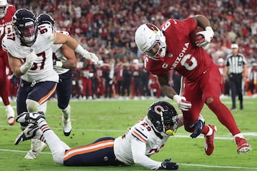 GLENDALE, ARIZONA - NOVEMBER 03: James Conner #6 of the Arizona Cardinals rushes the football against Tyrique Stevenson #29 of the Chicago Bears during the second quarter of the NFL game at State Farm Stadium on November 03, 2024 in Glendale, Arizona. The Cardinals defeated the Bears 29-9.   Christian Petersen/Getty Images/AFP (Photo by Christian Petersen / GETTY IMAGES NORTH AMERICA / Getty Images via AFP)