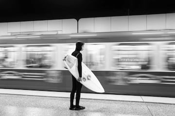 Ganadora de la categoría Lifestyle. "La fotografía Surfmask es parte de la serie que creamos junto a Peter Scherb en Múnich, en mayo del 2020. Siempre me ha gustado ver a los surfistas de la ola del río Eisbach por toda la ciudad. Por eso me uní a Andi Müllner en una de sus primeras sesiones una vez superado el primer confinamiento. En la foto, de camino al Eisbach":