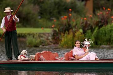 Aryna Sabalenka llegando en g¨®ndola, junto al trofeo de campeona del Abierto de Australia, a la sesi¨®n en g¨®ndola.