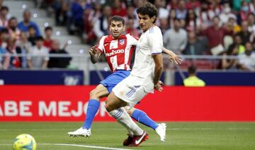 Vallejo, en una acción contra Correa en el derbi del pasado fin de semana.