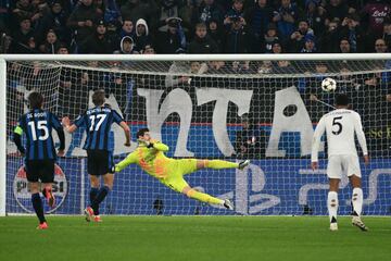 1-1. Perfecto lanzamiento, desde los once metros, de Charles De Ketelaere que manda el bal¨®n a la izquierda de Thibaut Courtois. El guardameta belga se vence al lado contrario.