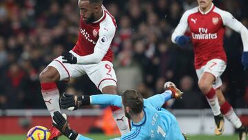 LONDON, ENGLAND - DECEMBER 02: David de Gea of Manchester United in action with Alexandre Lacazette of Arsenal during the Premier League match between Arsenal and Manchester United at Emirates Stadium on December 2, 2017 in London, England. (Photo by Matthew Peters/Man Utd via Getty Images)