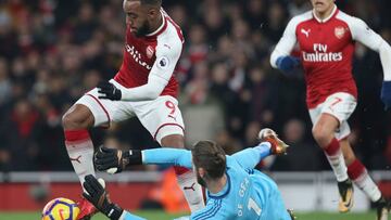 LONDON, ENGLAND - DECEMBER 02:  David de Gea of Manchester United in action with Alexandre Lacazette of Arsenal during the Premier League match between Arsenal and Manchester United at Emirates Stadium on December 2, 2017 in London, England.  (Photo by Matthew Peters/Man Utd via Getty Images)