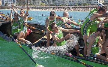Los chicos de la trainera de Hondarribia celebran la victoria en la Bandera de la Concha masculina.