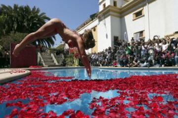 La modelo Nicole Moreno, más conocida como Luli Love, realiza el tradicional piscinazo como reina del Festival de la Canción de Viña del Mar en la piscina del hotel O'Higgins.