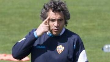 Lillo renueva como entrenador del Almería por una temporada