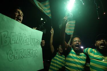 Seguidores de la selección brasileña de fútbol animan mientras esperan la llegada del ex técnico del Real Madrid a Río de Janeiro.
