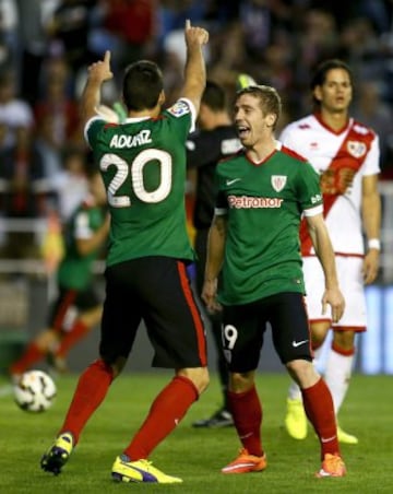 El delantero del Athletic Aritz Aduriz celebra con su compañero, Iker Muniain el gol marcado al Rayo Vallecano, el primero del equipo, durante el partido correspondiente a la quinta jornada de Liga de Primera División que disputan en el estadio de Vallecas.