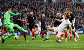 El jugador inglés Harry Kane dispara a puerta antes de que Jesse Lingard marque el 1-1. 