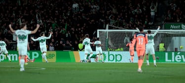1-1. Gran pase al espacio para la carrera de Álvaro Rodríguez, que le gana la posición a Eric García, y en la salida de Joan García dispara con la izquierda, cruzado y raso para superar al portero del Barcelona.