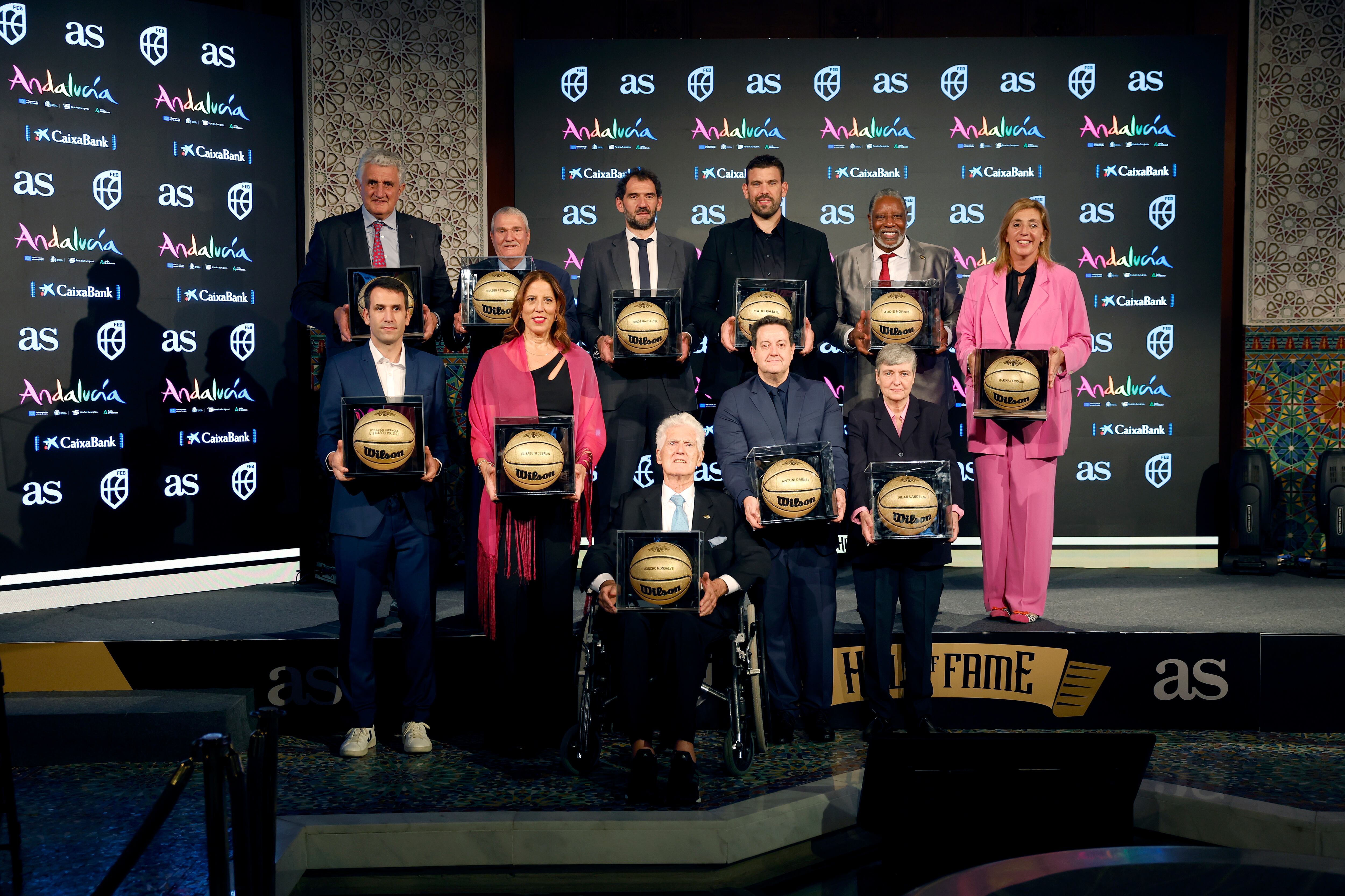 24/10/24 SALÓN DE LA FAMA DEL BALONCESTO 2024 DIARIO DE GALA DIARIO COMO ENTREGA DE PREMIOS GALA FOTO DE FAMILIA 