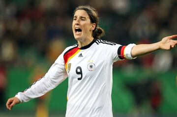 La goleadora de Alemania asistió a cuatro Copas del Mundo, Suecia 1995, USA 1999, USA 2003, China 2007 y Alemania 2011, acumuló 14 dianas, y ganó dos Mundiales, por lo que es considerada una de las mejores futbolistas de la historia.
Birgit se retiró en 2011 en el FFC Frankfurt.