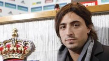 <b>PRESENTACIÓN. </b>Álvarez, tras pasar el reconocimiento médico, posó con su nueva camiseta justo antes de vestirse de corto.