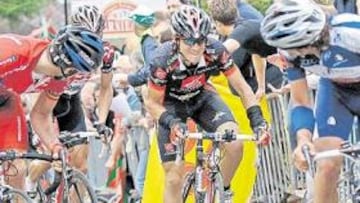 <b>UN COLOSO. </b>David Etxebarria (a la derecha) lanzó un duro ataque y alcanzó a Astarloa (izquierda). Valverde (centro) arrancó entonces hacia una gran victoria.