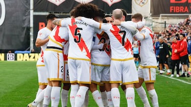 Los jugadores del Rayo celebran su gol al Madrid.