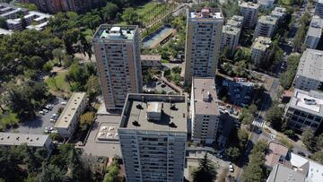 Santiago, 24 de enero de 2022.
La alcaldesa de Providencia Evelyn Matthei, junto a representantes de la comunidad de la Remodelacion Parque Inés de Suarez, anuncia convenio de cooperacion que permitira financiar obras por cerca de 2 mil millones para el mejoramiento de la red de agua potable y espacios comunes del conjunto habitacional de la década del 70.
Javier Salvo/Aton Chile