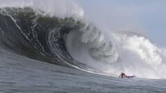 Kai Lenny surfea una ola gigante en Jaws (Maui, Haw&aacute;i) de las que le han dado el premio al mejor surfista del a&ntilde;o en olas grandes en los WSL Big Wave Awards 2019.