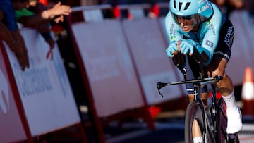 OEIRAS (PORTUGAL), 17/08/2024.- El ciclista colombiano Harold Tejada, del Astaná, durante la primera etapa de la Vuelta a España, una contrarreloj individual entre Lisboa y Oeiras (12 km), este sábado. EFE/ Javier Lizón