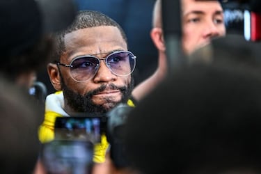 What are the odds, predictions for the Floyd Mayweather vs Logan Paul fight?