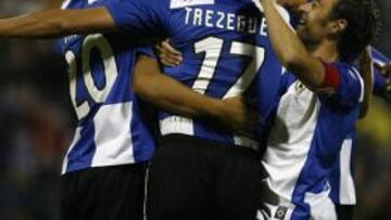 <b>UN CALENDARIO MÁS ASEQUIBLE. </b>Los jugadores celebran con Trezeguet su último gol ante el Madrid,