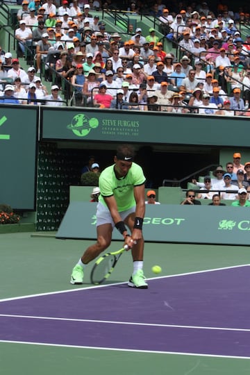 Una nueva final entre dos de las raquetas más fascinantes de todos los tiempos. Hoy ganó Federer bajo un sol de justicia en Miami. Nadal tuvo sus oportunidades de romper el servicio del suizo pero no lo consiguió. A pesar de eso, dejó una muy buena impresión. Veremos lo que pasa cuando llegue el momento de jugar en tierra batida. Aquí el resumen del partido en fotos.