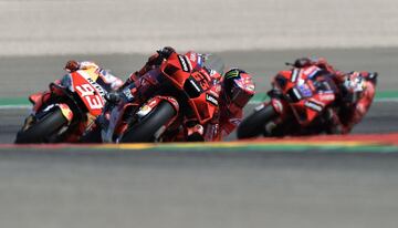 Cabeza de carrera con las Ducati y la Honda de Marc Márquez.