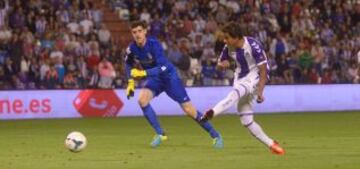 Ocasión de gol para Osorio después de regatear a Courtois.