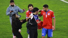 La locura por Brereton en San Carlos: máscaras, cantos, fotos y un abrazo inolvidable