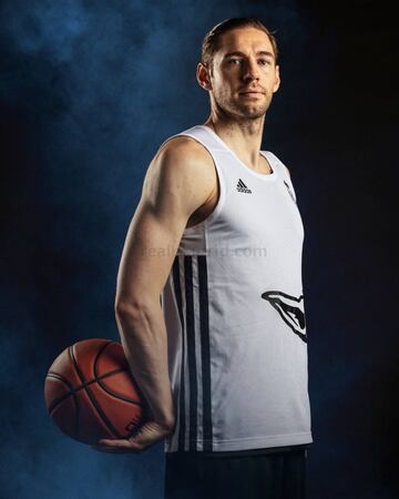 El Real Madrid Baloncesto se une a adidas y Lucasfilm para presetnar una nueva equipación inspirada en la saga cinematográfica Star Wars. Esta colección incluye dos camisetas de juego, la camiseta reversible de entrenamiento y dos modelos de camisetas ext